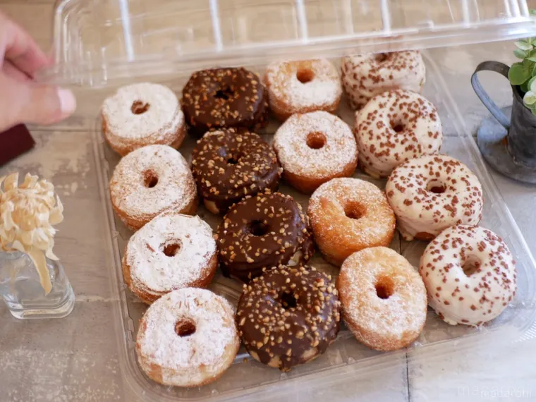 テーブルに置かれたコストコのミニクロドットのパッケージ