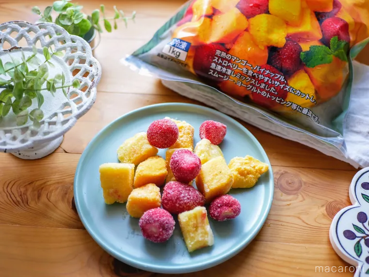 器に盛られたコストコのトロピカルフルーツミックスとパッケージがテーブルに置いてある様子