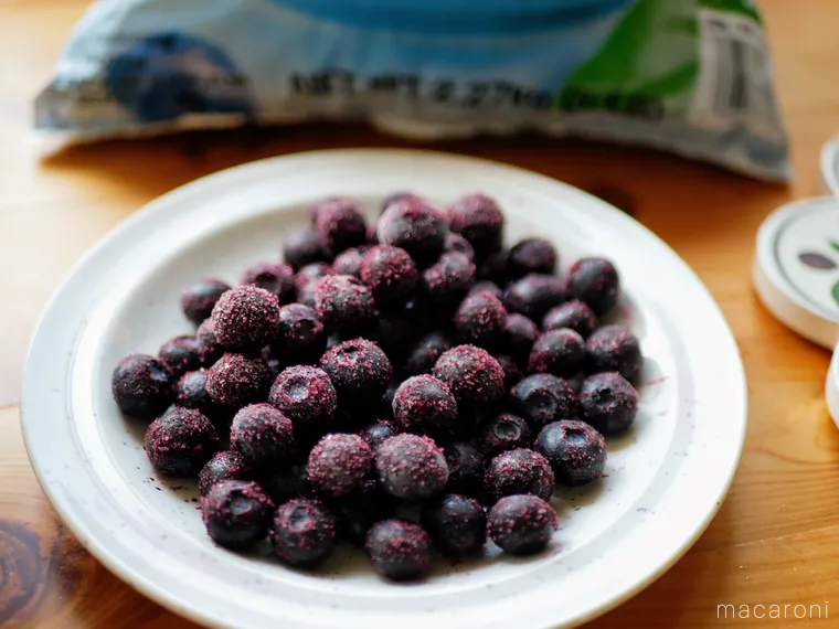白い器に盛られたコストコの冷凍ブルーベリー