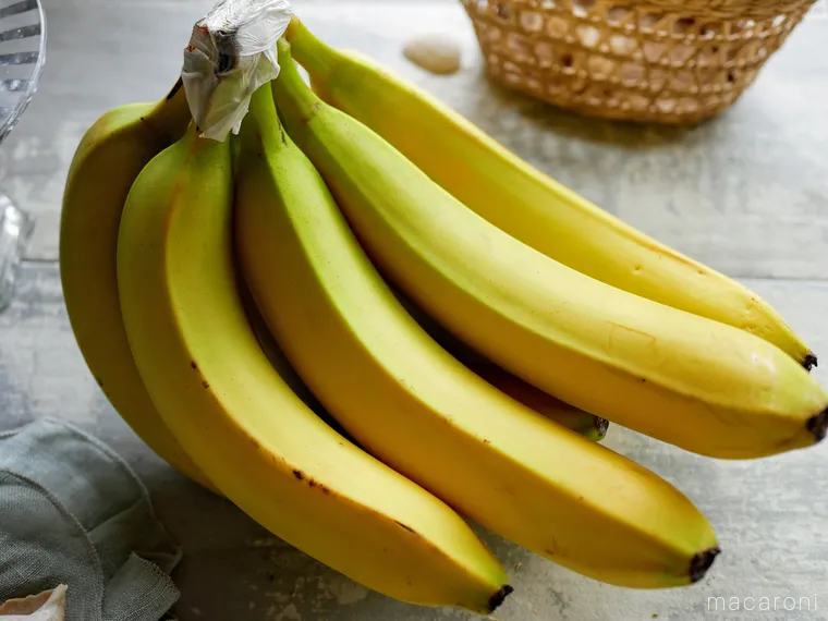 テーブルに置かれたコストコのプレミアムオーガニックバナナ