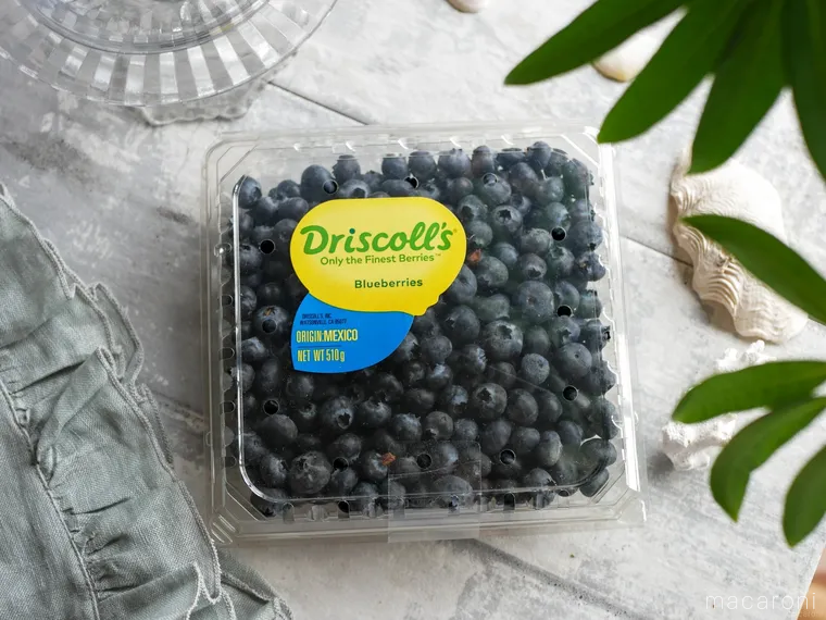 パッケージ入りのコストコのブルーベリーがテーブルに置かれている様子