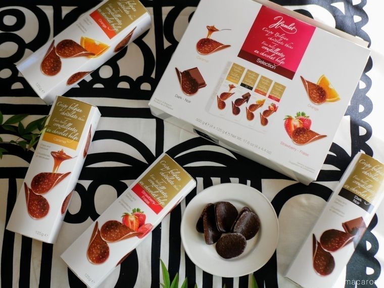 コストコのアソートチョコレートの中身、パッケージがテーブルに並んでいる様子