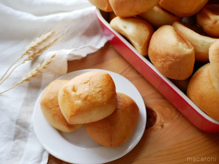 白い器に盛られたコストコのマスカルポーネロール