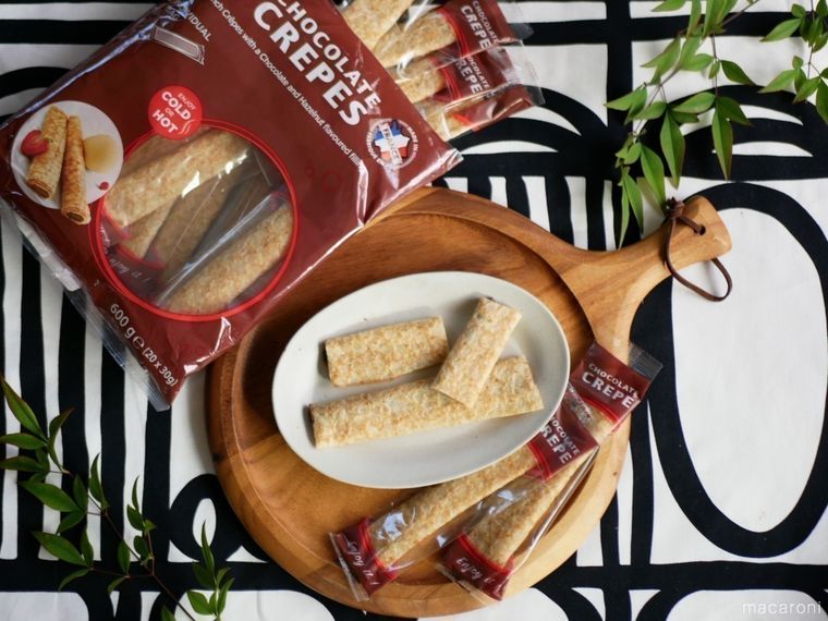 木製トレイの上のコストコのチョコレートクレープ