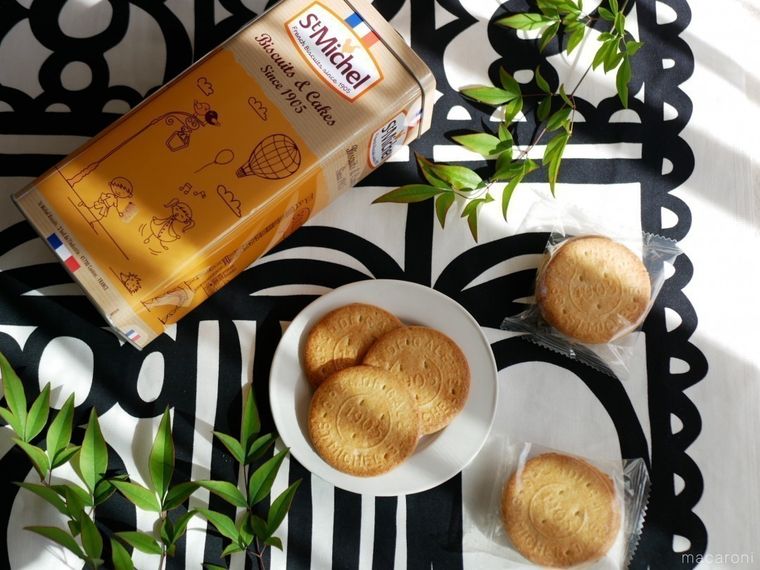 コストコのフランス産クッキーの中身、パッケージがテーブルに並んでいる様子