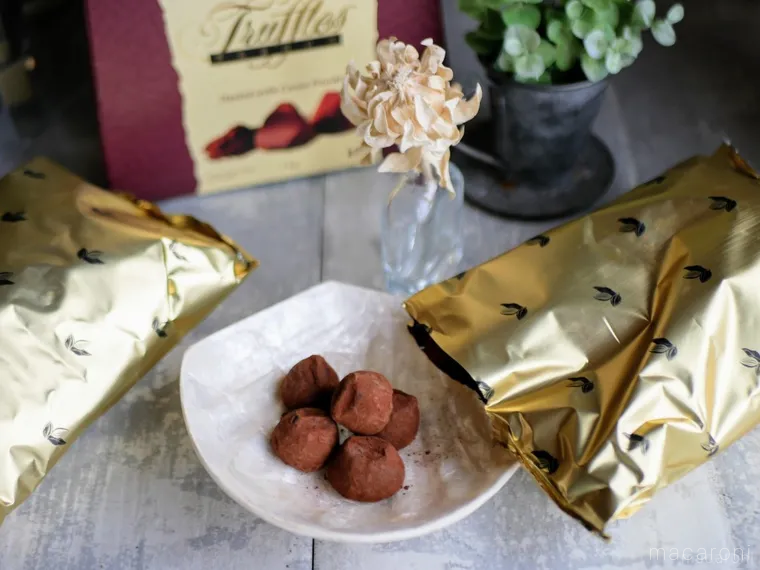 白い器に盛られたコストコのココアダストトリュフとパッケージ