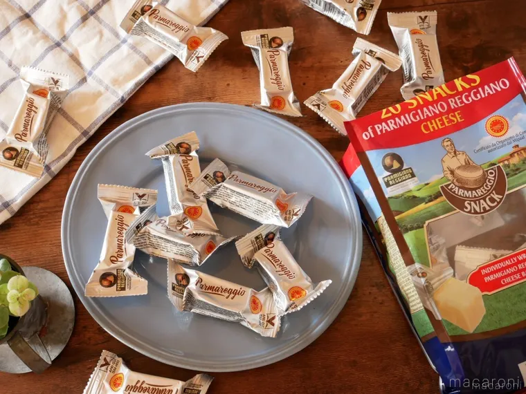 器に盛られたコストコのミニパルミジャーノレッジャーノ、パッケージがテーブルに置かれている様子