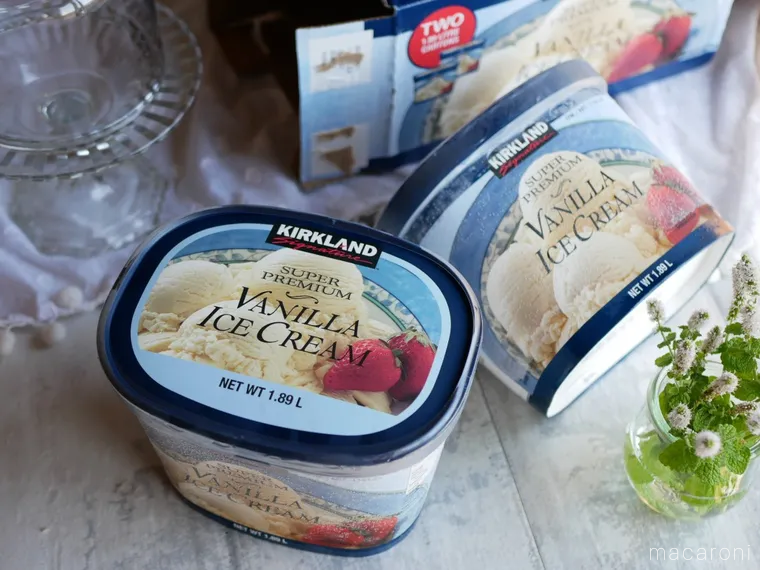テーブルに置かれたコストコのバニラアイスクリームのパッケージ