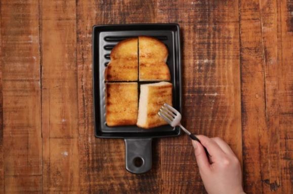 カリカリでふわふわ!食パン焼き器「半生パン焼き陶板」がオンライン限定で登場の画像
