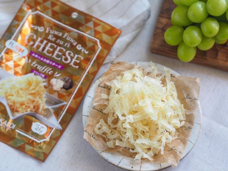 香りまでごちそう。カルディ「ふわっふわ削りチーズ」至極のトリュフ味を贅沢レビュー!の画像