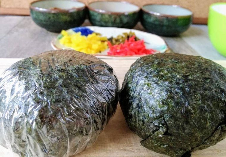 ふたつ並んだばくだんおにぎり