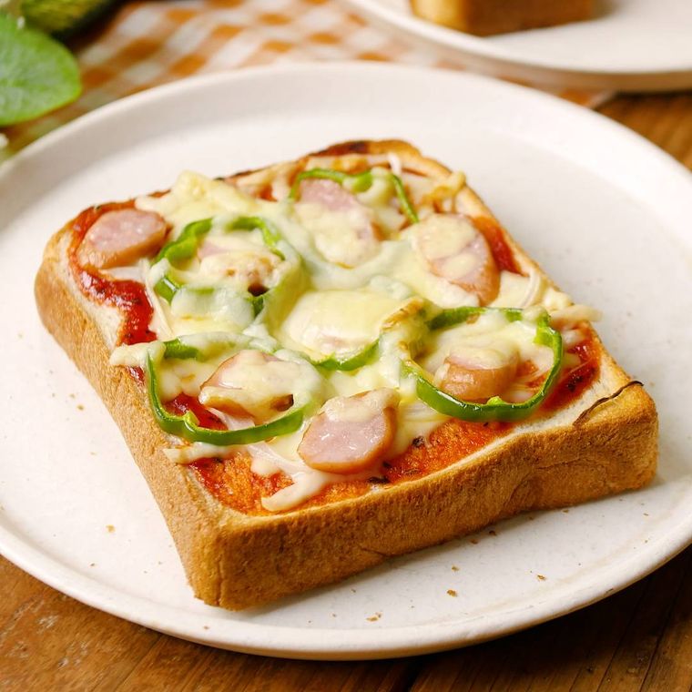 ピザトーストが白い皿に盛り付けられているところ