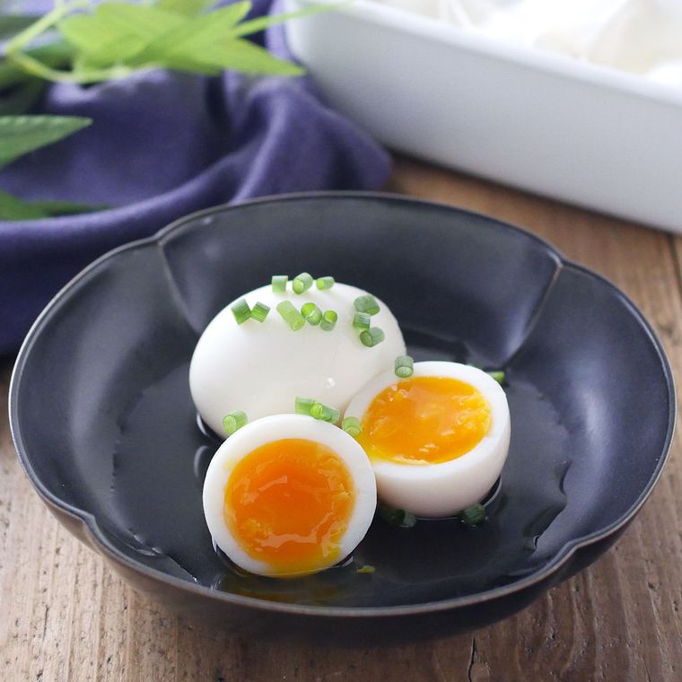 旨塩味玉が黒い皿に盛り付けられているところ