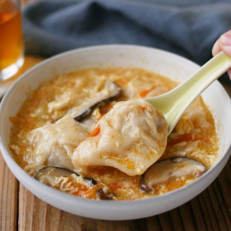 水餃子やシイタケの酸辣湯スープが入ったが白い丼