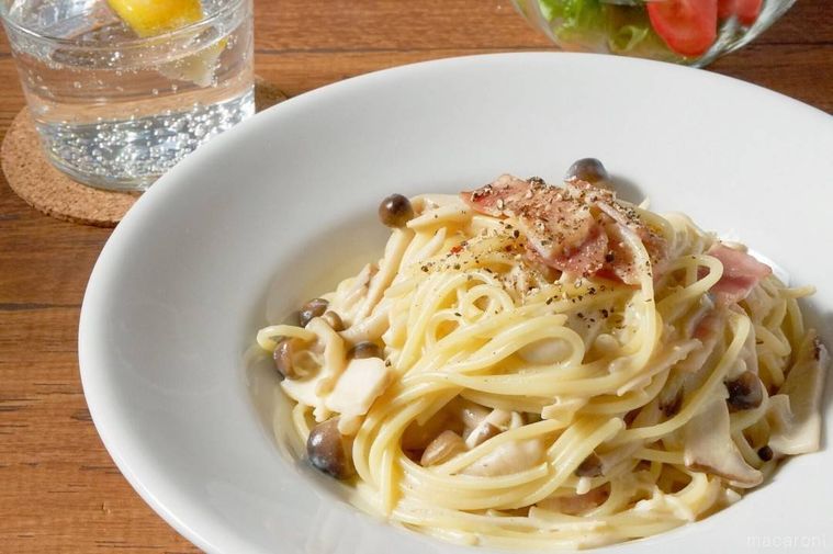 白い皿に盛られたきのこたっぷりカルボナーラ