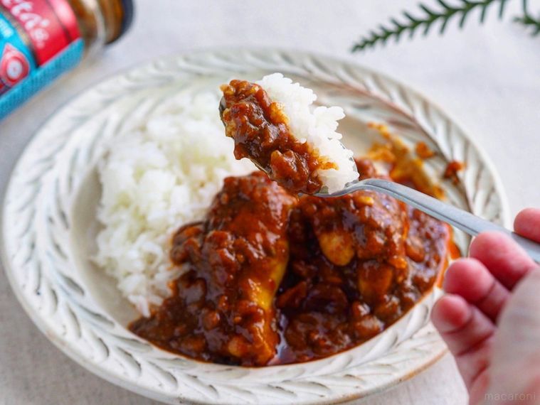 カレーライスをスプーンですくった様子