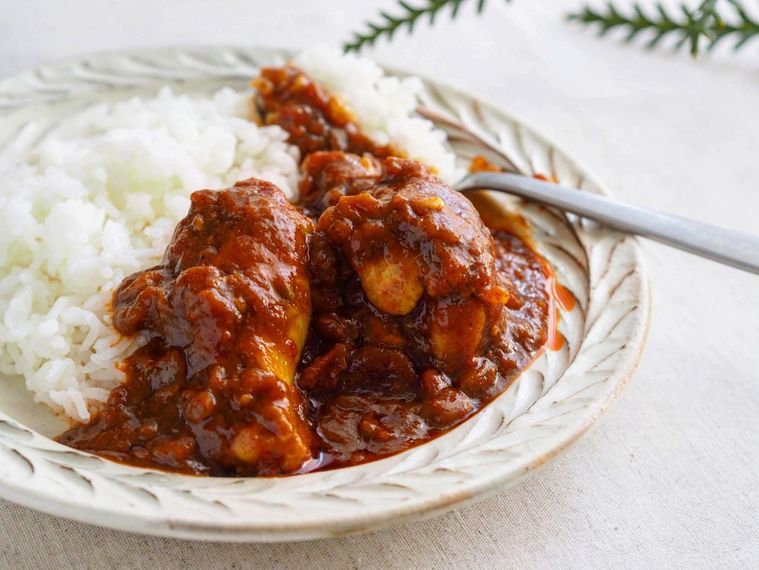 皿に盛られたチキンカレー