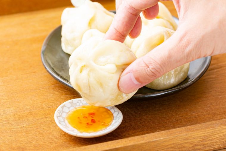 付けて食べる。大阪の豚まん専門店「けさきち」の「ディップまん」が新しくて斬新!の画像