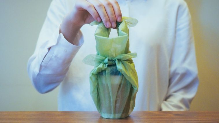 風呂敷に包まれたお茶と和菓子「わづつみ」。深緑茶房からテイクアウトセットが登場!の画像