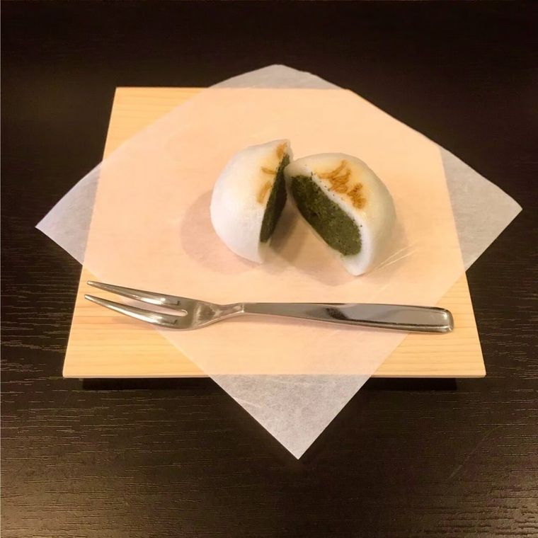 風呂敷に包まれたお茶と和菓子「わづつみ」。深緑茶房からテイクアウトセットが登場!の画像