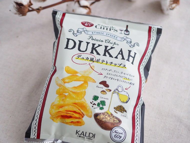 カルディの爆売れスパイスがポテチに変身!「デュカ風ポテトチップス」はワインに合わせたいおつまみの画像