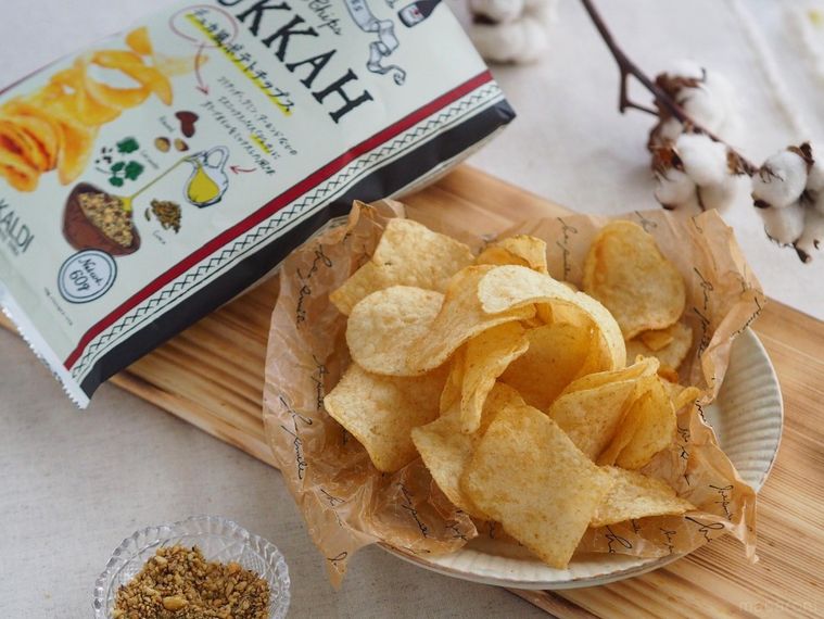 カルディの爆売れスパイスがポテチに変身!「デュカ風ポテトチップス」はワインに合わせたいおつまみの画像
