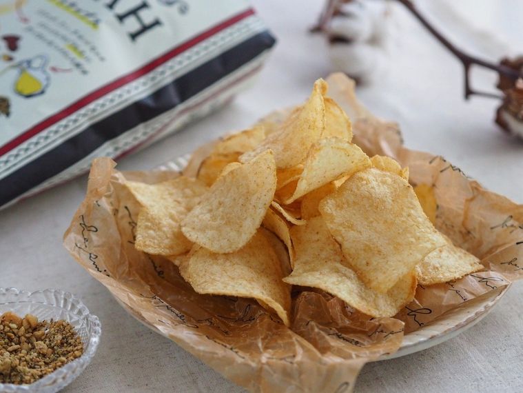 皿に盛られたデュカ風ポテトチップス