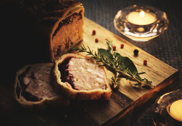 まな板に切れているパテ・アン・クルートが置かれている