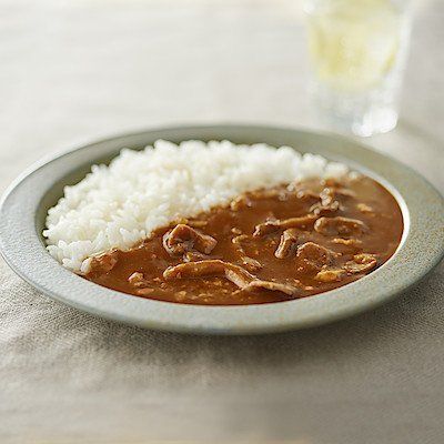 カレーがグレーのおさらに乗ってテーブルに置かれている