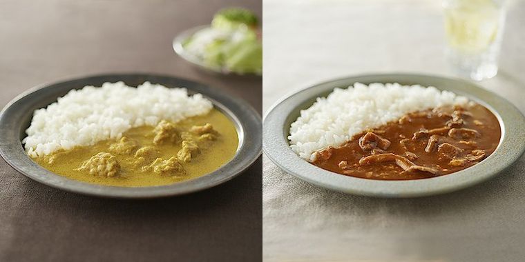 おさらに乗った2つのカレーの写真が半分ずつ写っている