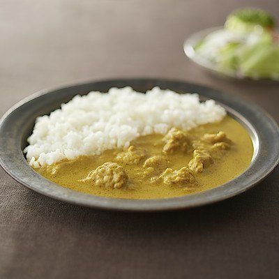 黒いおさらに乗ったカレーがテーブルに置かれている