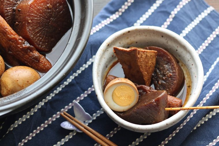 白い器に盛られた味噌おでん