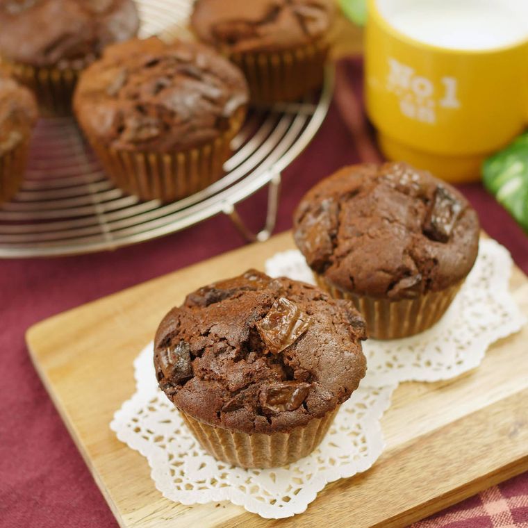 丸いケーキクーラーと木製ボードにのせたWチョコレートマフィン