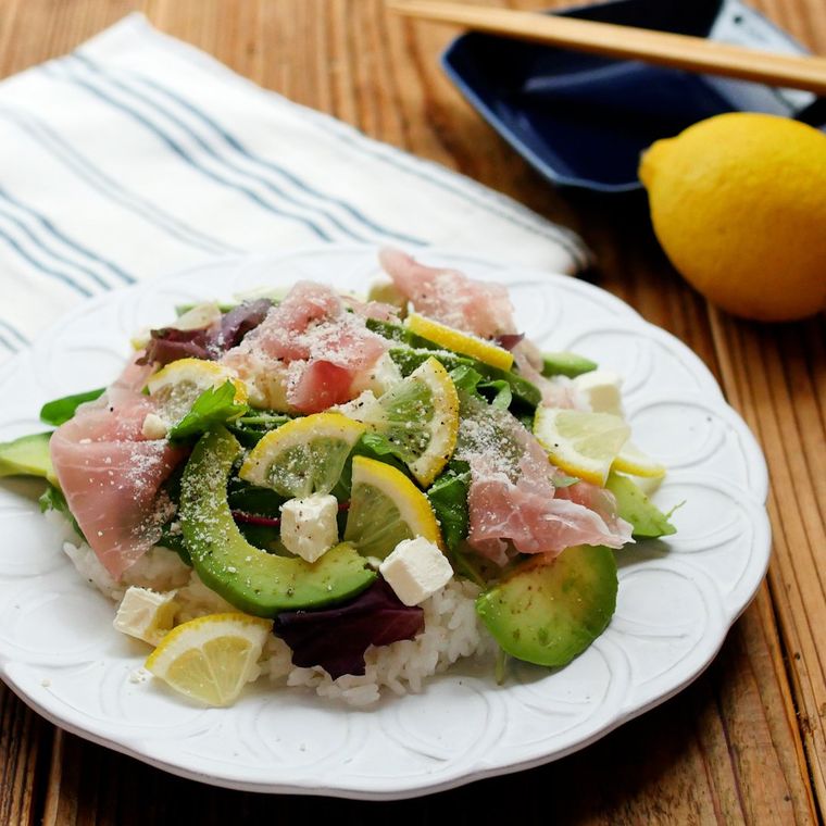 生ハムやアボカド、チーズをトッピングした洋風ちらし寿司の白い皿