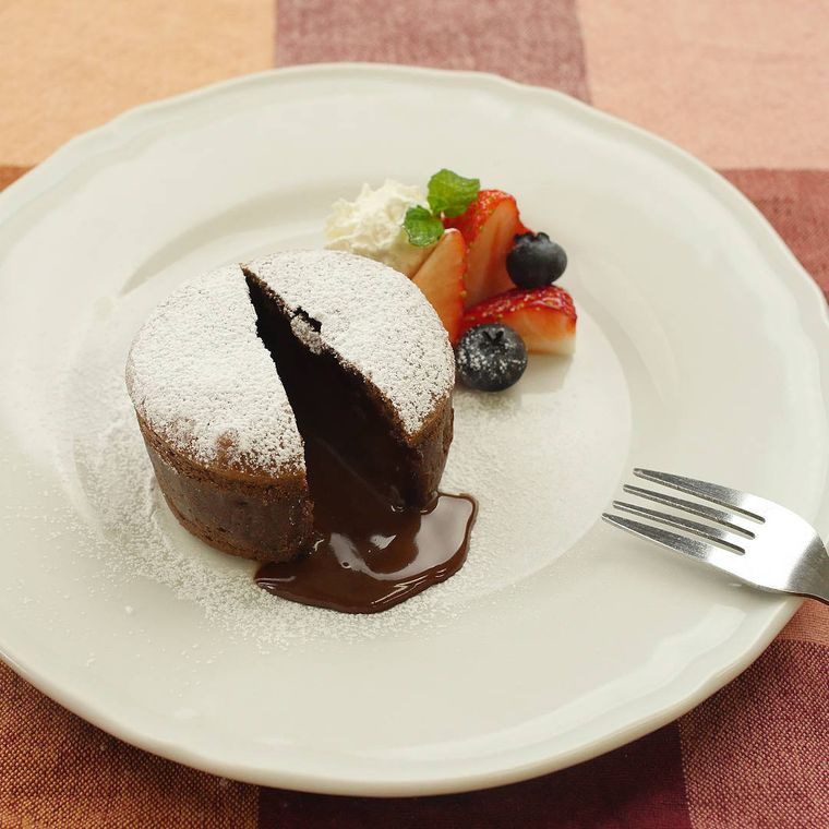 白い皿にのせたフォンダンショコラの中からチョコが溶け出す様子