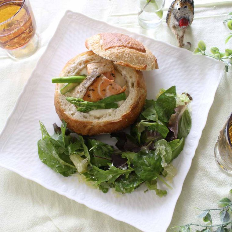 くり抜いたブールに入った、サーモンのクリームソースグラタン風