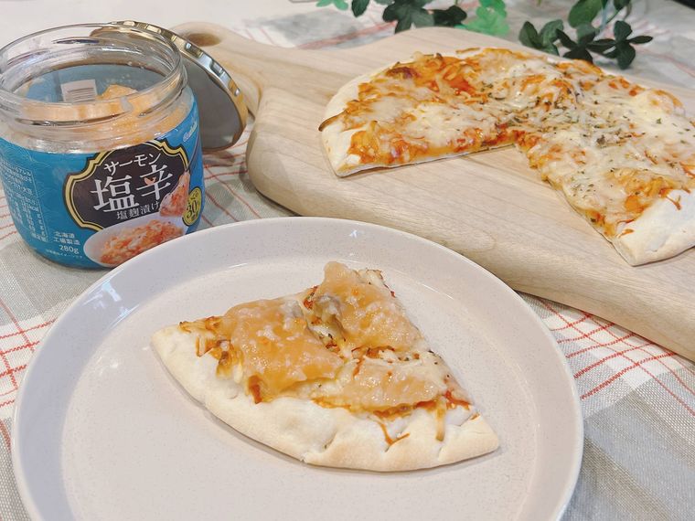 サーモン塩辛をのせたピザトースト