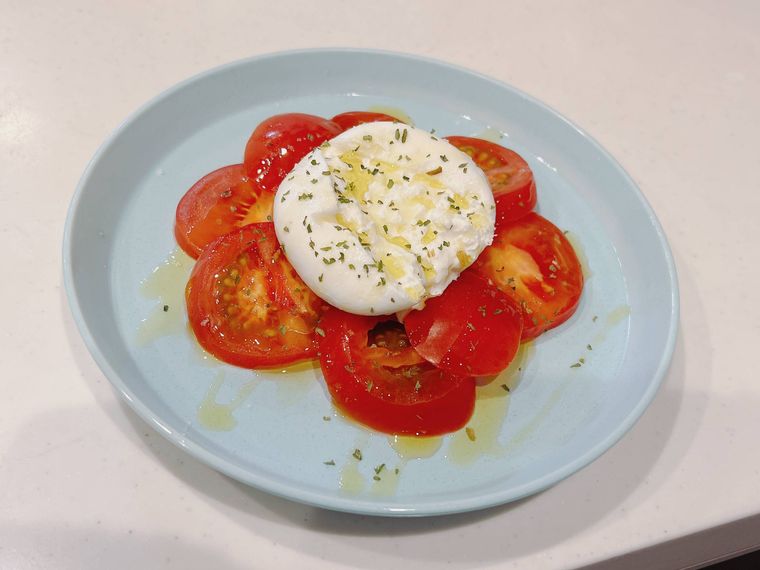 花畑牧場ブラータを使った定番のトマトのカプレーゼ