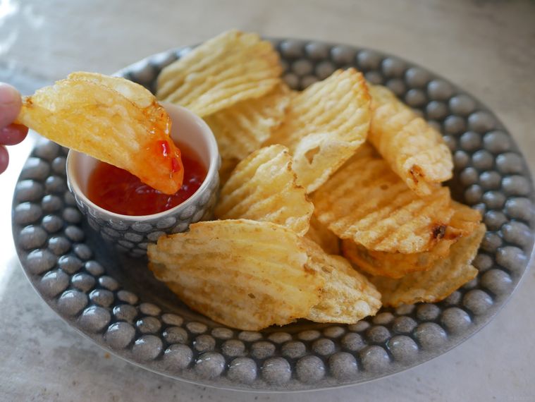 グレーの皿に盛ったコストコケトルヒマラヤンソルトポテトチップスとスイートチリソース