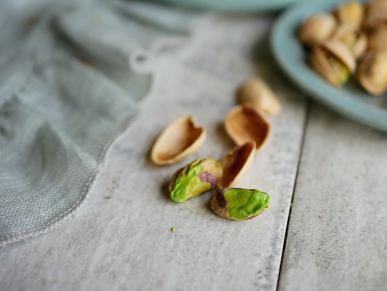 殻をむいたばかりのピスタチオ