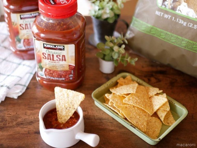 トルティーヤにコストコのサルサソースを付けているところ