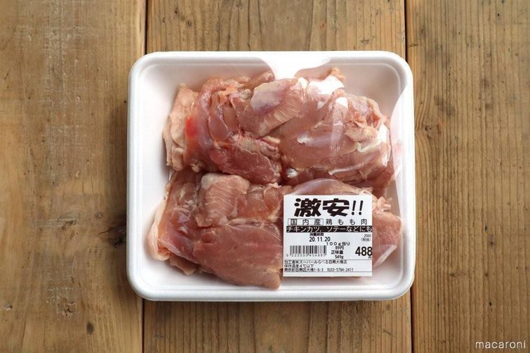 スーパーのトレーに入った鶏もも肉