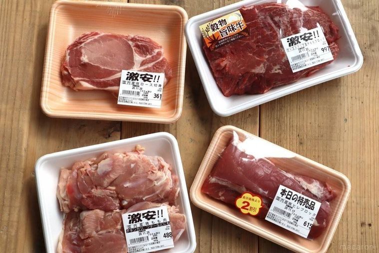 スーパーのトレーに入った牛もも肉、豚ヒレ肉、豚ロース、鶏もも肉