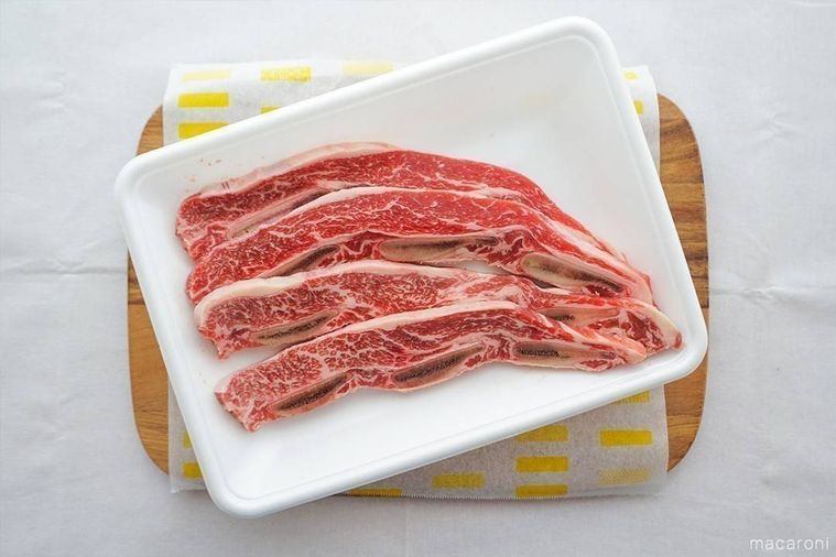 トレーに入った牛骨付きカルビ