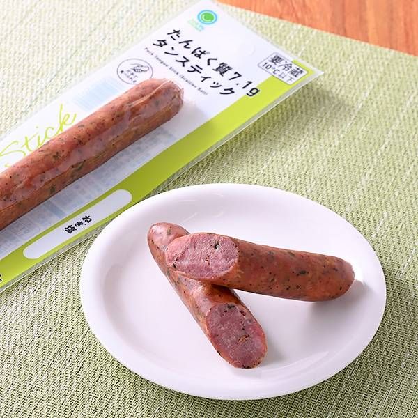 お皿にのせたファミリーマートのおつまみたんぱく質6.7gタンスティック ねぎ塩とパッケージ