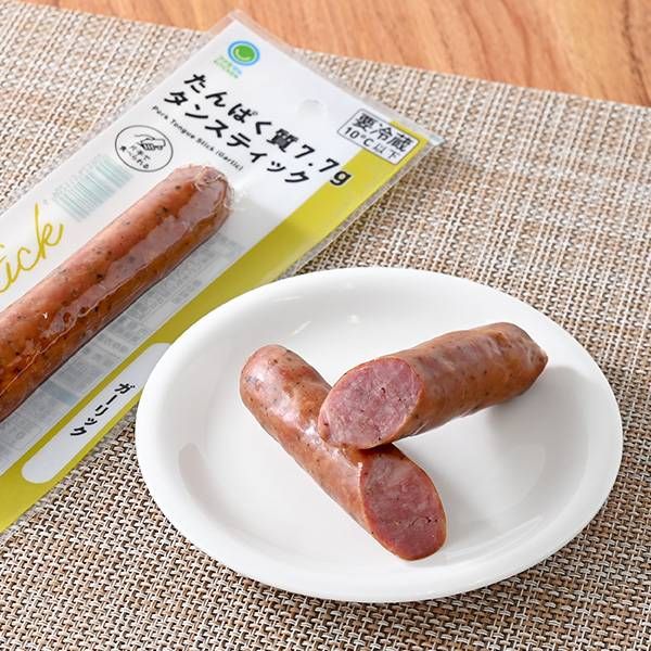 お皿にのせたファミリーマートのおつまみたんぱく質7.7gタンスティック ガーリックとパッケージ