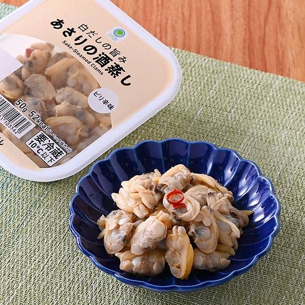 お皿にのせたファミリーマートのおつまみ白だしの旨みあさりの酒蒸しとパッケージ