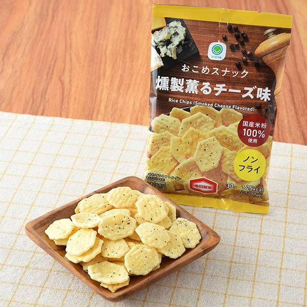 お皿にのせたファミリーマートのスナック菓子おこめスナック燻製薫るチーズ味とパッケージ