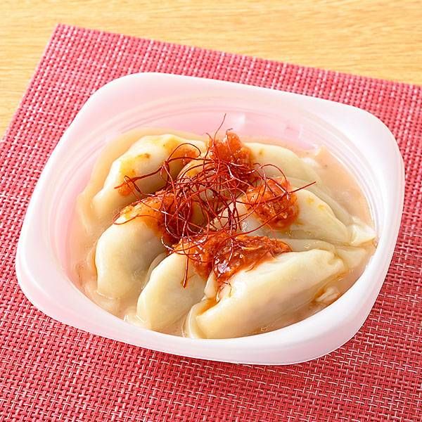 容器に入ったファミリーマートのおつまみ「こってり鶏白湯だれで食べる水餃子」