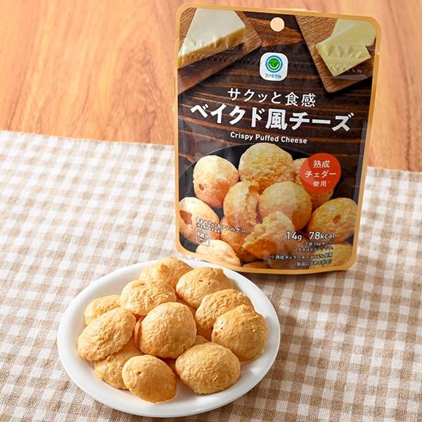 お皿にのせたファミリーマートのスナック菓子サクッと食感ベイクド風チーズとパッケージ